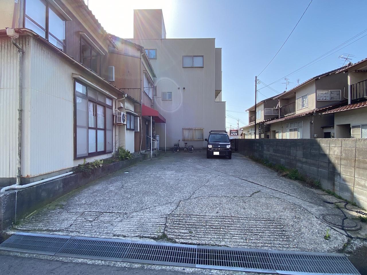 金沢市桜町の賃貸物件/軽自動車であれば4.5台駐車可能です
※別途駐車場使用料がかかります
