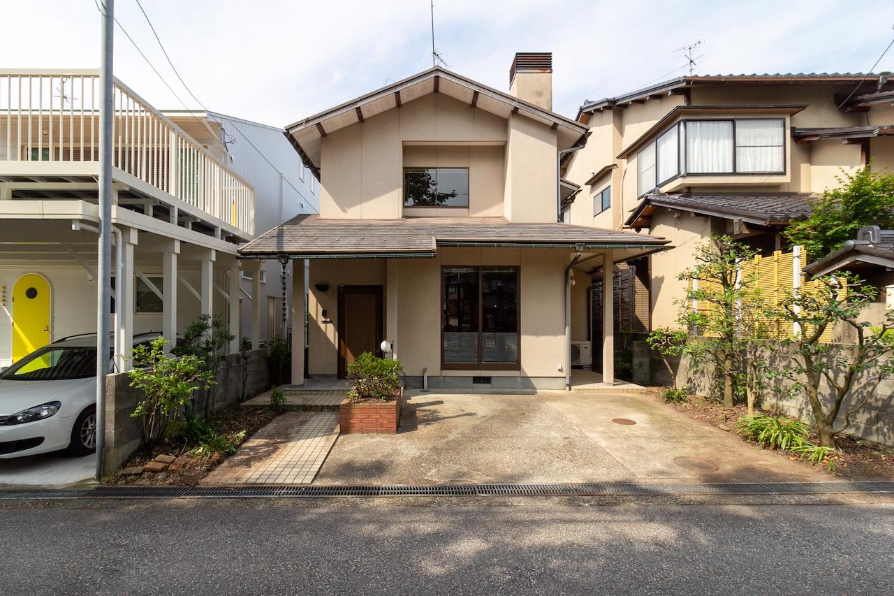 金沢市泉野町の売買物件/えんとつが目印。顔立ちが整っているファサード。車2台駐車可能