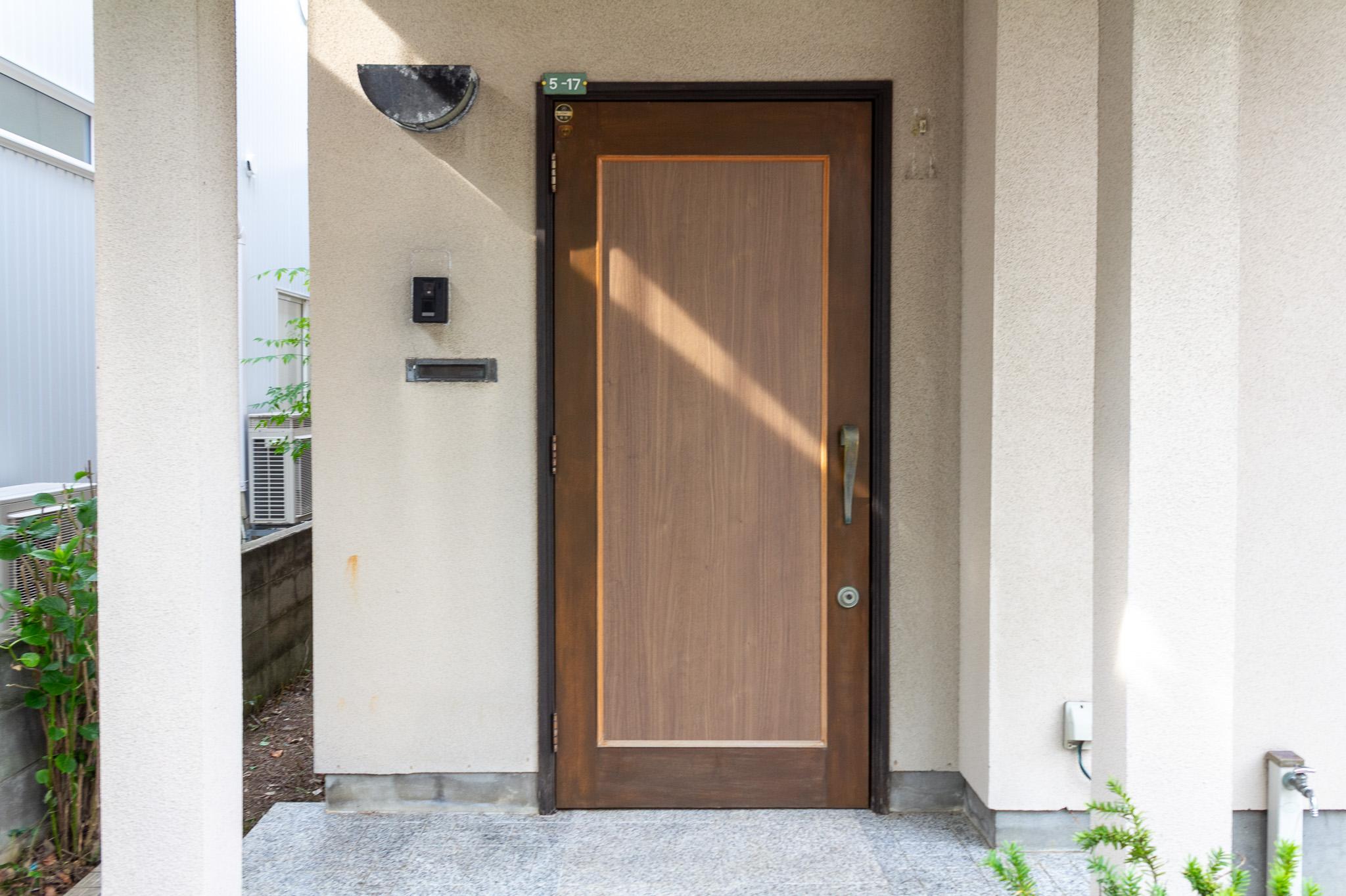 金沢市泉野町の売買物件/光が差し込む木製の玄関扉が良い雰囲気