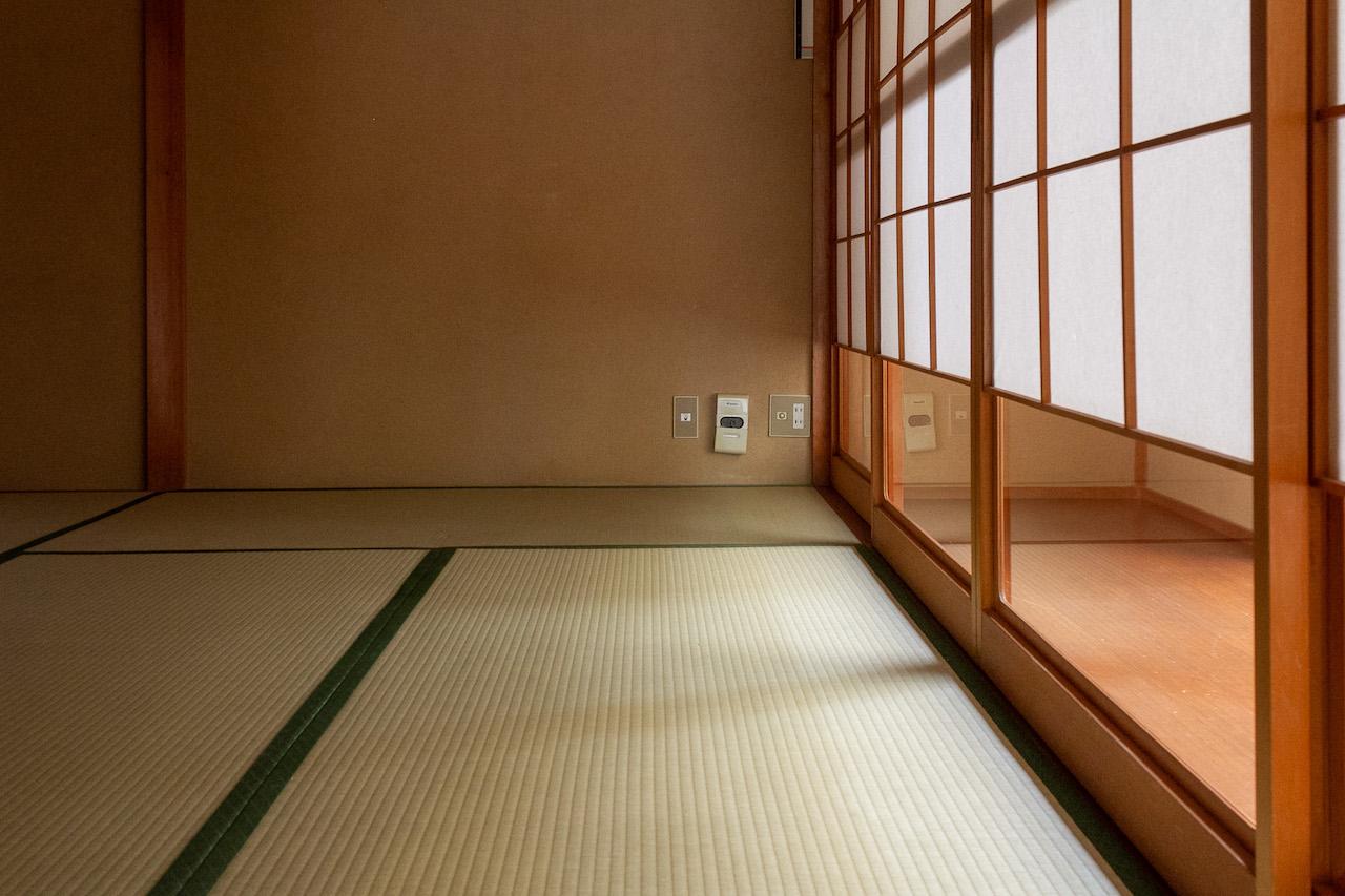 金沢市泉野町の売買物件/雪見障子から光が差し込む