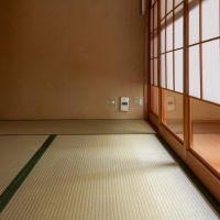 金沢市泉野町の売買物件/雪見障子から光が差し込む