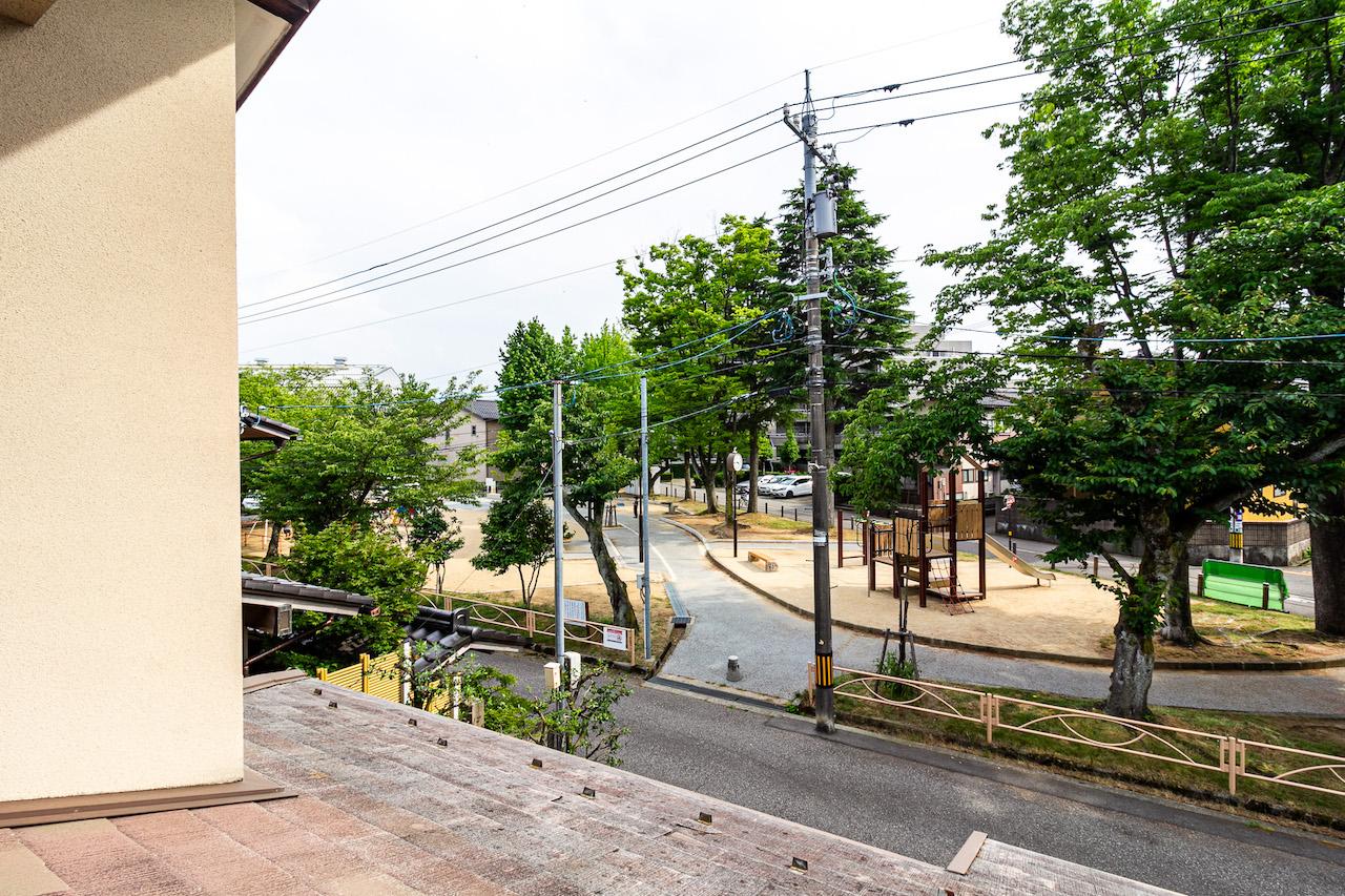 金沢市泉野町の売買物件/2階からの公園ビュー。