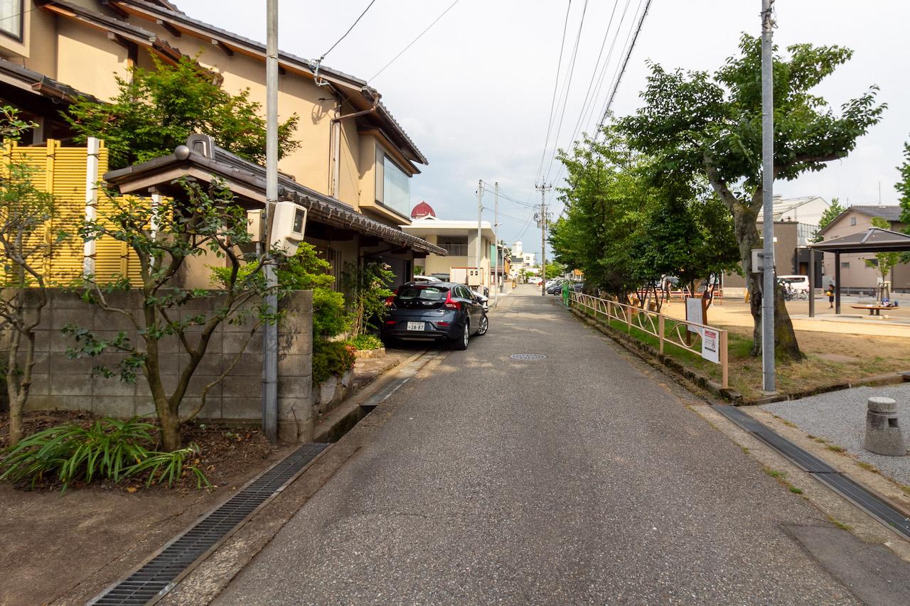 金沢市泉野町の売買物件/前面道路。やや狭いですが、大通りも近いです