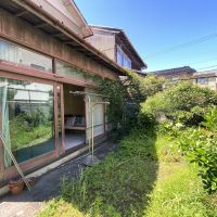 金沢市泉ヶ丘の売買物件/草木で見え無いですが奥に小さな池があった形跡があり、先ほど玄関で見た鯉の餌の答えはここにある可能性が。
ガーデニングなんかも楽しめる広さです