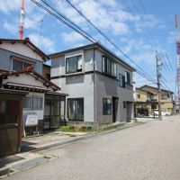 金沢市松村の売買物件/前面道路奥にはテレビ電波塔