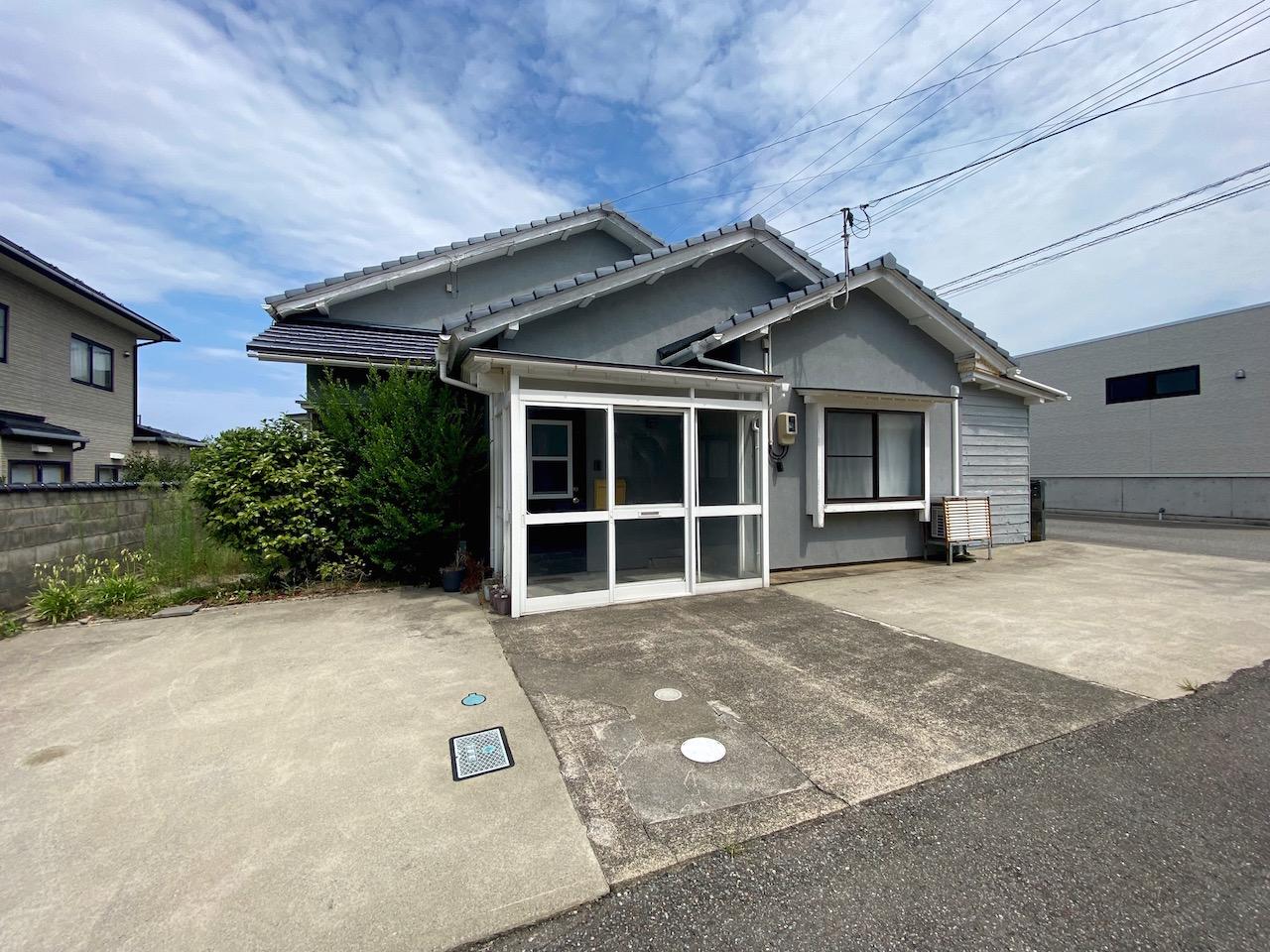 かほく市の売買物件/グレーカラーで統一されたお家　段々屋根がかわいいですね