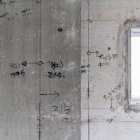 金沢市弥生の賃貸物件/新築工事時にコンクリートに書かれた思われる文字。