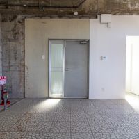 金沢市弥生の賃貸物件/テナント出入口扉。扉交換OK。既存扉を生かしてもカッコ良いかも。