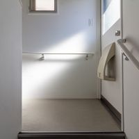 金沢市弥生の賃貸物件/本テナント用の出入口。1.5階に位置します