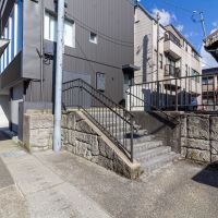 金沢市弥生の賃貸物件/建物横の市道に続く階段ですが、本テナント出入口へ続くアプローチみたい