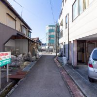 金沢市弥生の賃貸物件/建物横の市道