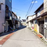 金沢市弥生の賃貸物件/建物裏の通り。