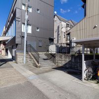 金沢市弥生の賃貸物件/建物前にはバス停。その横には、何かと便利そうな公共の駐輪場