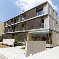 金沢市中央通町の賃貸物件/犀川のほとりにて、新築低層賃貸マンションが誕生しました。設計はR.E.A.D. & Architects。鈴木大拙館の設計に携わった設計士が担当