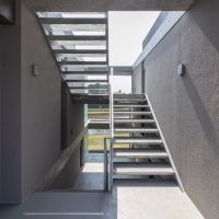金沢市中央通町の賃貸物件/ファサードのアクセントとなっている鉄骨階段。建物中央に階段があることで全室３面採光以上。