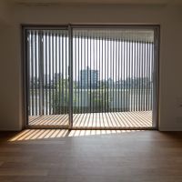 金沢市中央通町の賃貸物件/格子でプライバシーを確保しつつ、しっかりと犀川ビュー。ソファーに座っていても犀川が望める床高