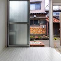 金沢市橋場町の賃貸物件/縁側のように腰掛けて浅野川からの川風にあたるのもよし。