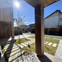 富山県富山市婦中町田島の売買物件/玄関から出ると気持ちの良い日差しが差し込みます