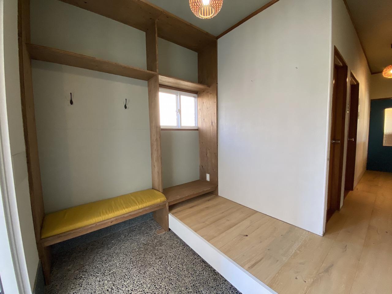 石川県河北郡内灘町字鶴ヶ丘3丁目の売買物件/玄関にはうれしい造作ベンチとコート掛けが