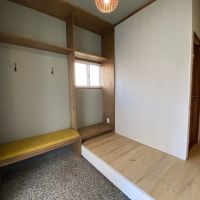 石川県河北郡内灘町字鶴ヶ丘3丁目の売買物件/玄関にはうれしい造作ベンチとコート掛けが