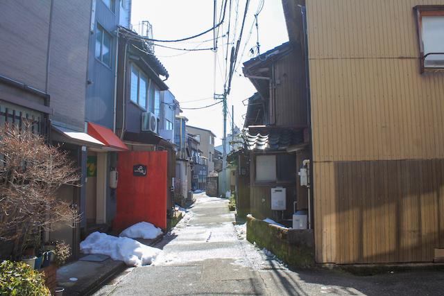 金沢市水溜町の賃貸物件/貸家が立地する新竪町商店街裏通りは味わい深い細道