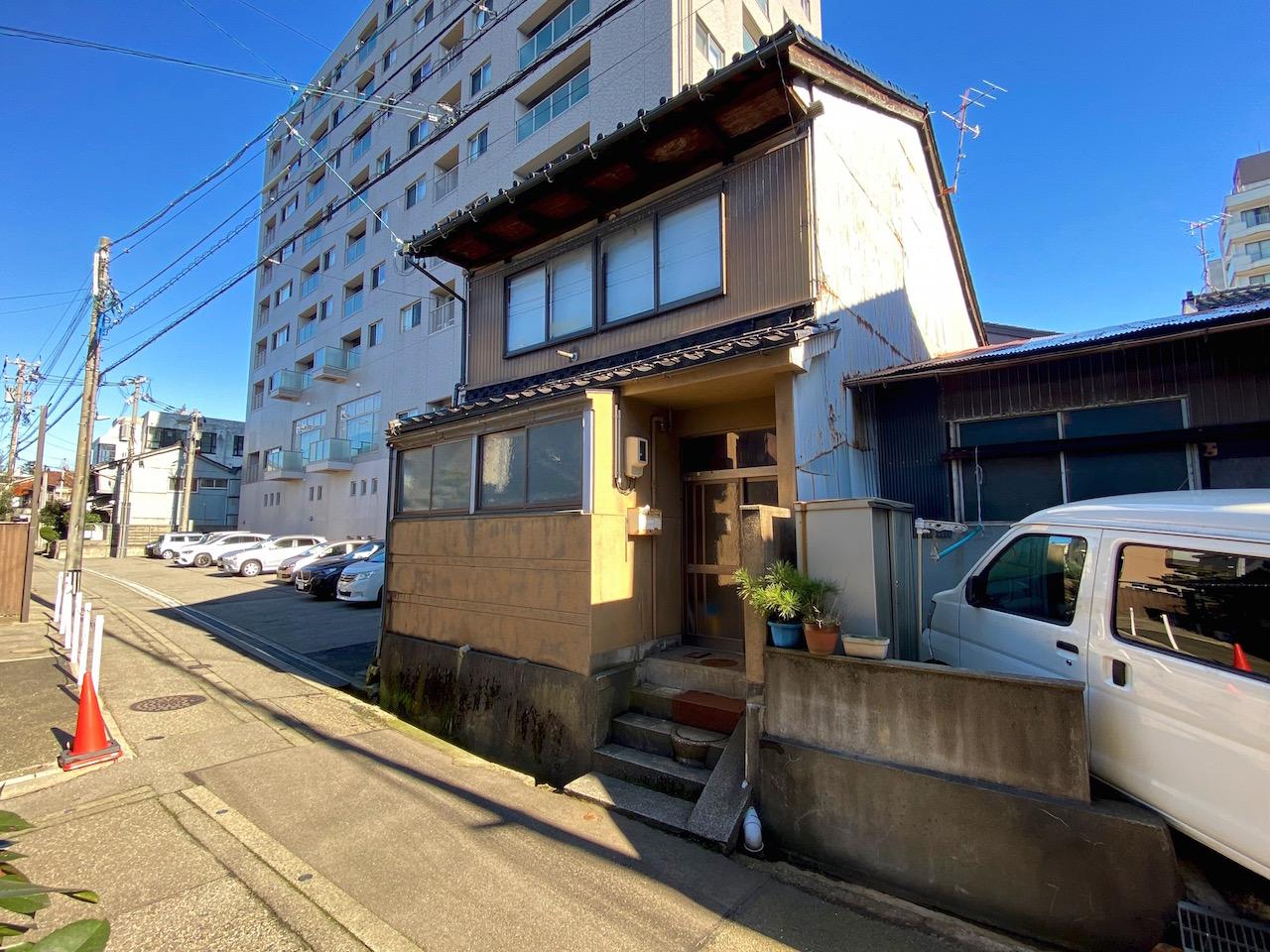 金沢市野町の売買物件/外観 奥に見えるマンションと町家の差が何とも言えない感じが好きです
