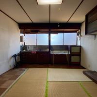 金沢市野町の売買物件/台所 奥は板間、手前は4.5帖の畳が敷いてあります