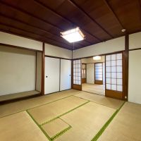 金沢市野町の売買物件/1階 奥の8帖和室　昔は炉を使っていた跡があります