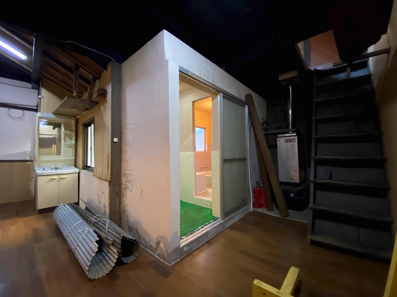 金沢市野町の売買物件/トイレの反対側には洗面脱衣所と風呂場　右側には離れの2階に上がれる階段があります