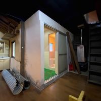 金沢市野町の売買物件/トイレの反対側には洗面脱衣所と風呂場　右側には離れの2階に上がれる階段があります