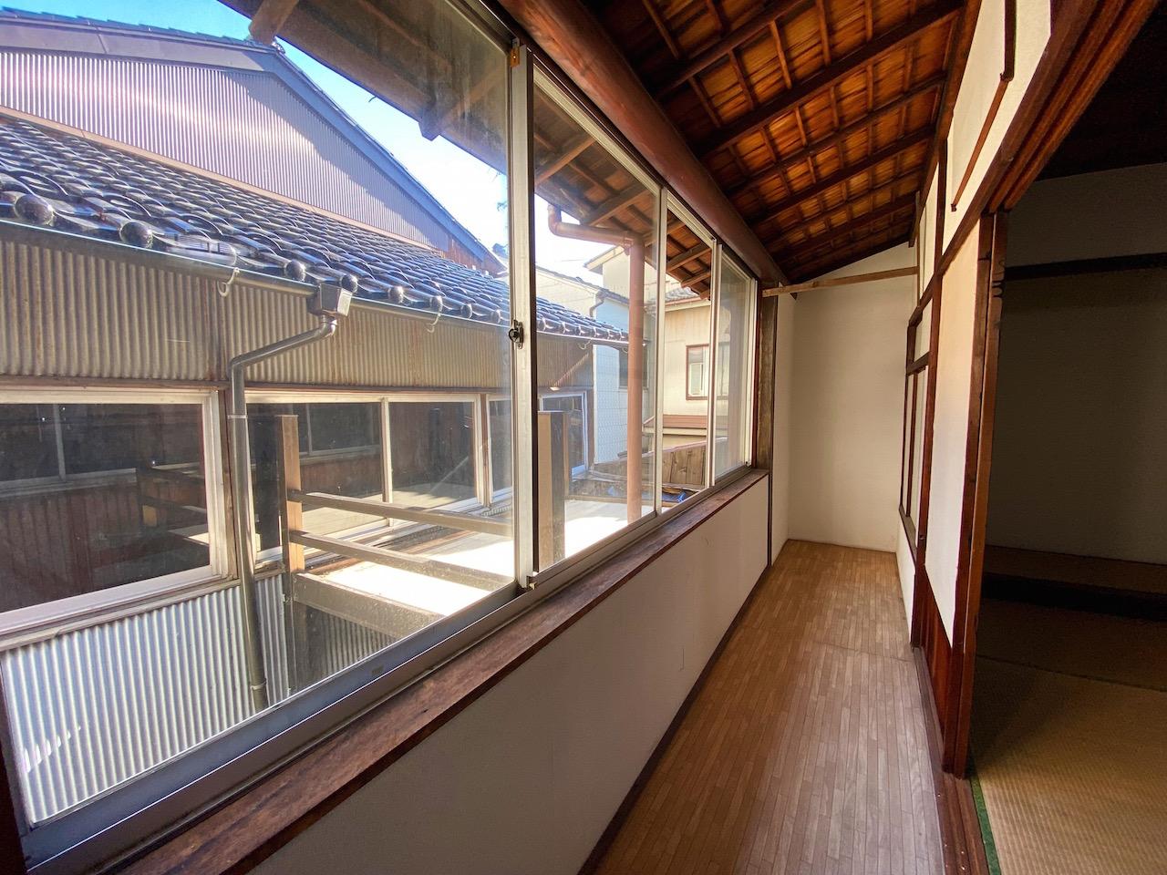金沢市野町の売買物件/2階 10帖和室側の縁側　奥には離れの建物が見えます