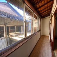 金沢市野町の売買物件/2階 10帖和室側の縁側　奥には離れの建物が見えます