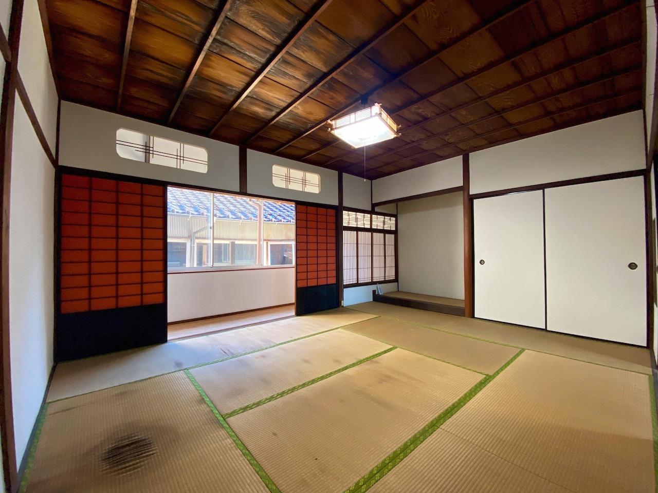 金沢市野町の売買物件/2階 10帖の和室　赤い襖が印象的です　雨漏れ跡がありますが止まっているものと思われます