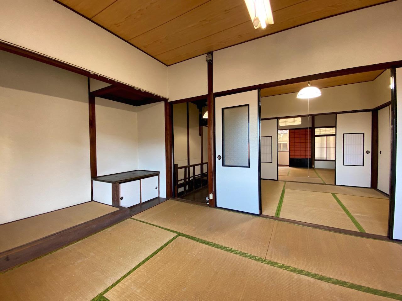 金沢市野町の売買物件/2階の部屋を見渡す
