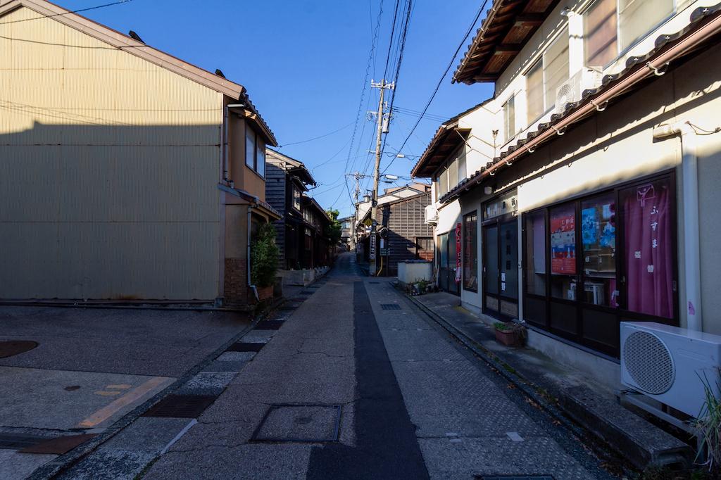 石川県金沢市東山二丁目の売買物件/小路の入り口前の道