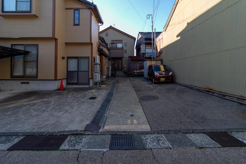 石川県金沢市東山二丁目の売買物件/足形マークのある真ん中が小路部分（既存道路）。どんどん進んで行きます
