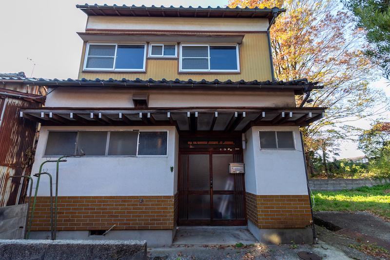 石川県金沢市東山二丁目の売買物件/外壁は一部タイル張りになっていたりと、ザ・昭和なお顔