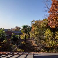 石川県金沢市東山二丁目の売買物件/抜けのある風景。建物裏側はお寺の敷地のため、お墓も見えますが樹木の借景が良いです