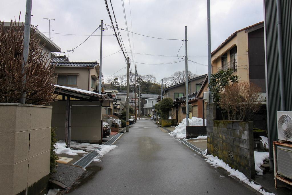 金沢市本多町二丁目の賃貸物件/行き止まりの一番奥の角に立地。車の通行は少なそう