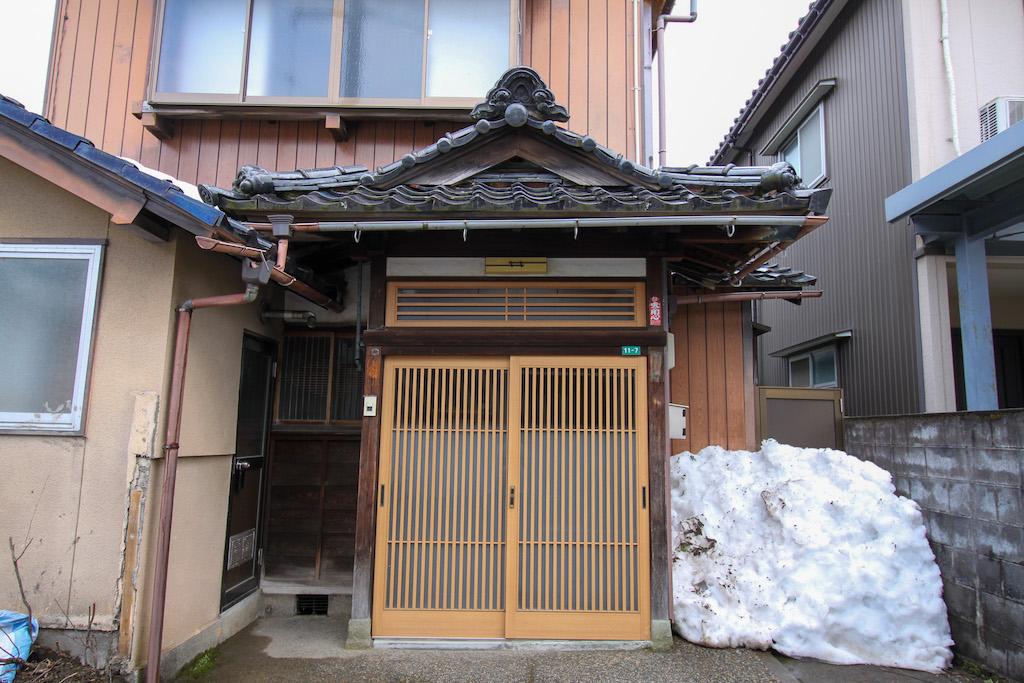 金沢市本多町二丁目の賃貸物件/玄関周り。町家ならではの屋根意匠。