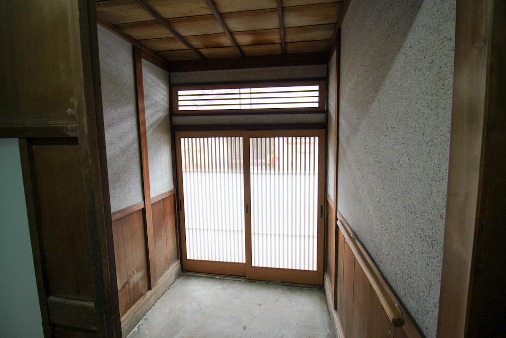 金沢市本多町二丁目の賃貸物件/玄関は広々２畳分
