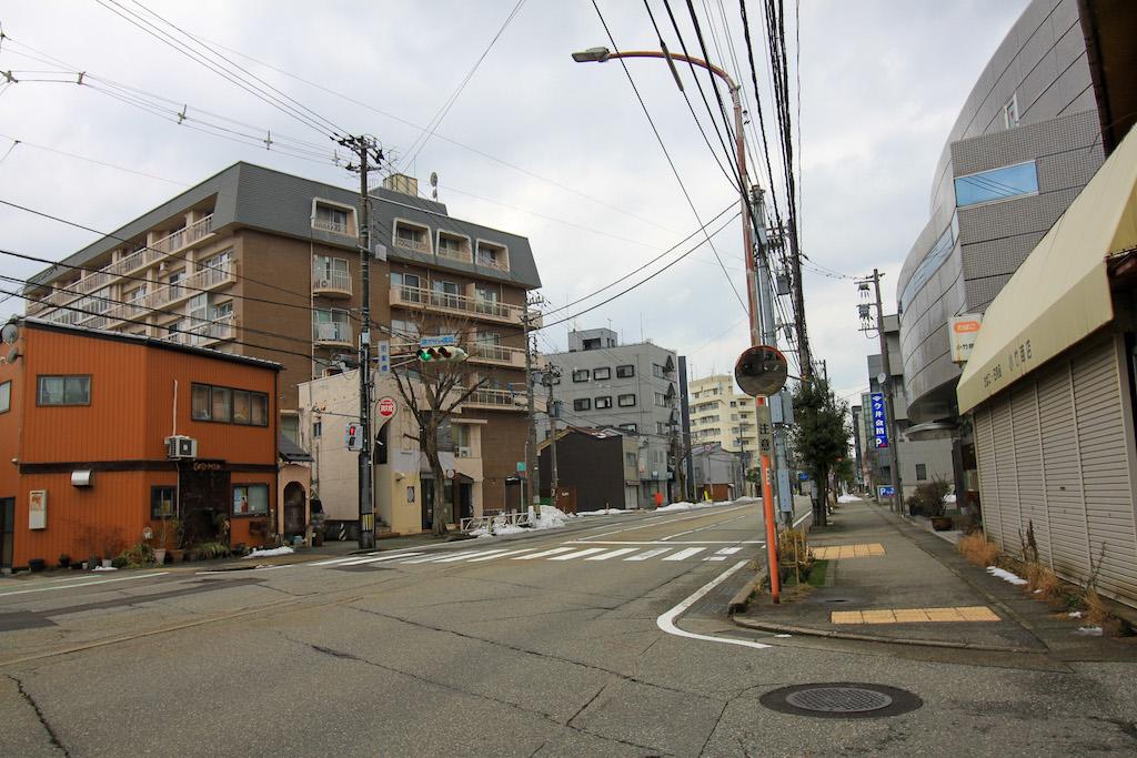 金沢市本多町二丁目の賃貸物件/バスの通行が多い大通りも徒歩数分