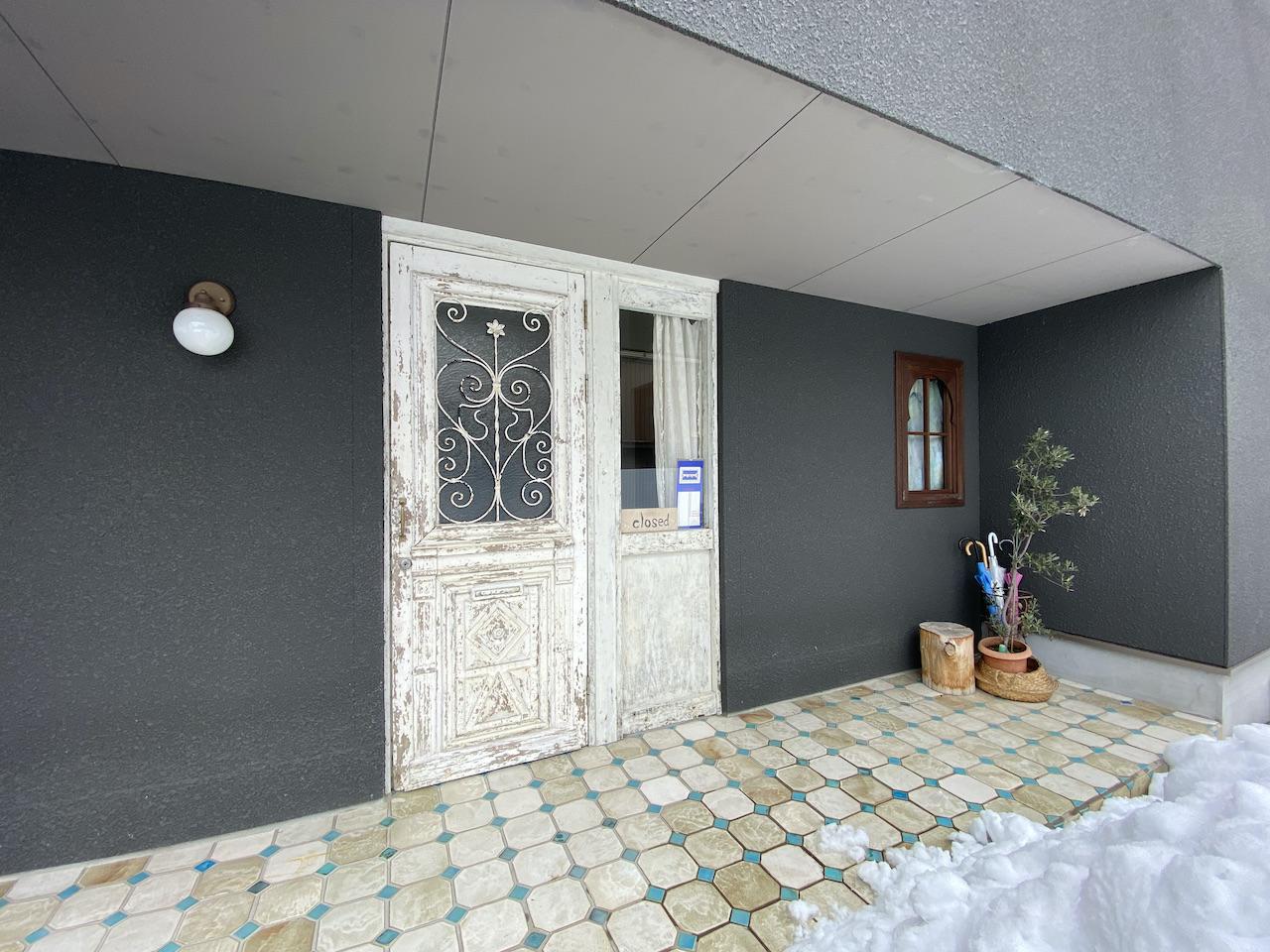 富山県富山市町村2丁目の売買物件/まずはアンティークのドアがお出迎え