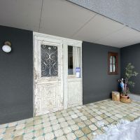 富山県富山市町村2丁目の売買物件/まずはアンティークのドアがお出迎え