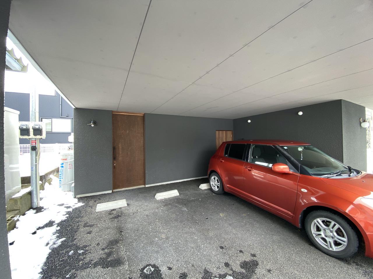 富山県富山市町村2丁目の売買物件/屋根付き駐車場の下にもう一つの玄関があります
