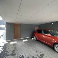 富山県富山市町村2丁目の売買物件/屋根付き駐車場の下にもう一つの玄関があります