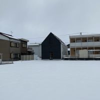 富山県富山市町村2丁目の売買物件/建物裏から見ると綺麗な三角ハウス