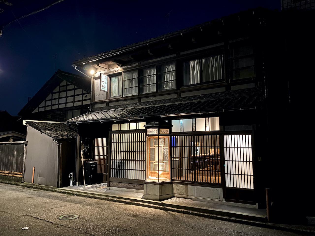 金沢市十三間町の売買物件/通りを照らす建物はこの町のシンボルになっております