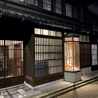 金沢市十三間町の賃貸物件/格子戸をくぐって店内へ