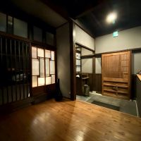 金沢市十三間町の賃貸物件/広く取られたエントランス。格子戸やレトロなガラスにもこだわりが